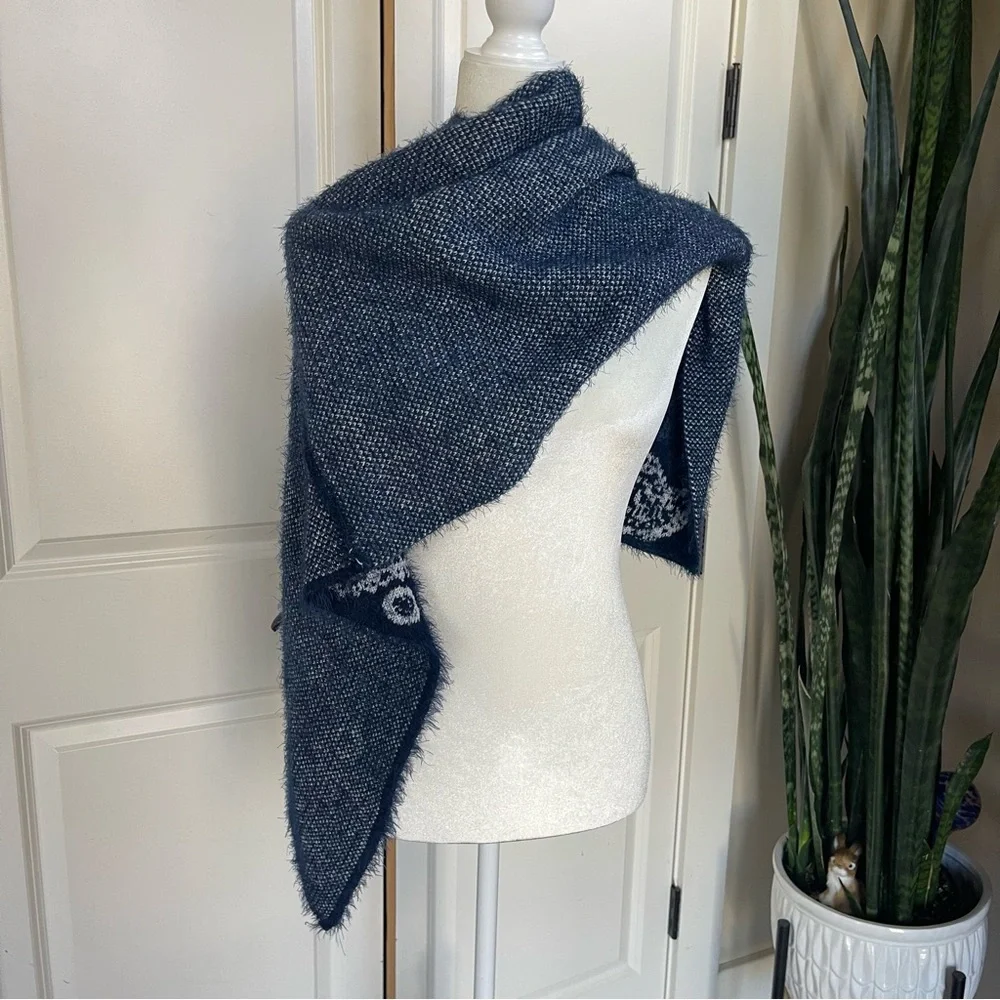 Cashmere Blend, Reversible Navy and White Paisley Print Poncho - Picture 5 of 9